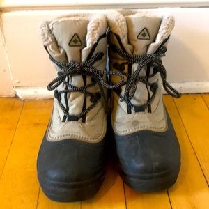 Beige Columbia winter boots